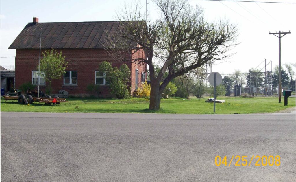 11-33 The Black and White Schoolhouse 00