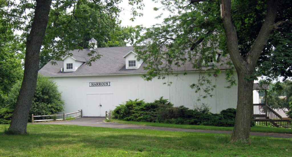 55-48 The Harroun Family Barn 00